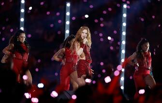 (KIKA) - MIAMI - Shakira e Jennifer Lopez sono state le protagoniste del Pepsi Super Bowl LIV Halftime Show che si Ã¨ tenuto all&#39;Hard Rock Stadium di Miami. Ad aprire le danze Ã¨ stata Shakira, che si Ã¨ esibita nei suoi successi piÃ¹ celebri, She Wolf, Empire, Whenever, WhereverÂ e Hips Don&#39;t Lie seguita da JLo con Jenny from the Block, Get RightÂ e Waiting for Tonight.Â GUARDA ANCHE:Â Jennifer Lopez, pronta a tutto per sposare Owen WilsonSul palco Ã¨ salita anche la figlia di Jennifer Lopez e Marc Anthony,Â Emme, che ha accompagnato la madreÂ nel brano Let&#39;s Get LoudÂ e Born in the U.S.A. di Bruce Springsteen, durante i quali JLo ha indossato le bandiere americana e portoricana, mandando cosÃ¬ un messaggio forte relativo alla sua identitÃ  (nata nel Bronx da genitori di Porto Rico).Â GUARDA ANCHE:Â Jennifer Lopez da urlo in bikini su InstagramA cantare l&#39;inno americano ad inizio partita, invece, Ã¨ stata Demi Lovato.Â Â 

