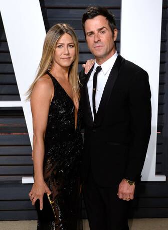 BEVERLY HILLS, CA - FEBRUARY 26:  Justin Theroux and Jennifer Aniston attend the 2017 Vanity Fair Oscar Party hosted by Graydon Carter at Wallis Annenberg Center for the Performing Arts on February 26, 2017 in Beverly Hills, California.  (Photo by Anthony Harvey/Getty Images)