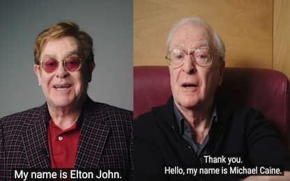 Elton John e Michael Caine si vaccinano e invitano a farlo. VIDEO