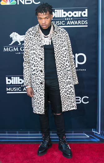 (KIKA) - LAS VEGAS - Cardi B e Offset hanno trasformato il red carpet dei Billboard Music Awards 2019 in un set vietato ai minori, con baci piccanti e pose a luci rosse che hanno lasciato in molti a bocca aperta.GUARDA ANCHE: Chi lo indossa meglio? Kirsten Dunst e Cardi B Da quando i due hanno fatto pace, questa Ã¨ stata una delle poche volte insieme a un evento pubblico. L&#39;ultima apparizione in coppia risale infatti agli ultimi Grammy Awards e anche in quel caso i due avevano dato scandalo.GUARDA ANCHE: Cardi B e Offset si sono sposati in segreto Questa volta la rapper si Ã¨ aiutata con un abito giallo monospalla che ne ha messo in risalto gli addominali scolpiti e uno spacco da mozzare il fiato.La rassegna, che ha visto trionfare Drake con tre premi, Ã¨ stato il consueto pretesto per vedere sfilare alcune delle personalitÃ  del mondo della musica come Taylor Swift e tante altre.Eccole nella nostra gallery.[galleria][video mp4=https://www.kikapress.com/kikavideo/mp4/kikavideo_199017.mp4 id=199017]Â 

