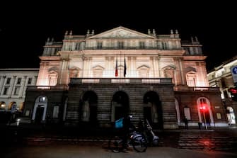 Illuminato il Teatro alla Scala come iniziativa per chiedere la riapertura dei teatri a Milano, 22 febbraio 2021. ANSA/Mourad Balti Touati