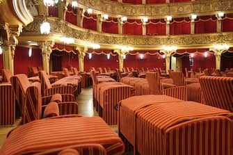 Il teatro Carignano aderisce all'iniziativa 'Facciamo luce', promossa in tutta Italia, accendendo le luci interne a favore della riapertura dei teatri, Torino 22 febbraio 2021. ANSA/TINO ROMANO