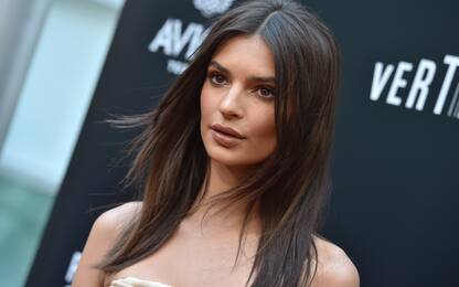 Emily Ratajkowski, sui social le foto senza veli con il pancione 