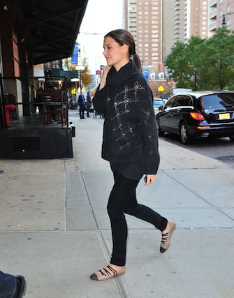 NEW YORK, NY - NOVEMBER 08:  Katie Holmes seen on the streets of Manhattan on November 8, 2011 in New York City.  (Photo by James Devaney/WireImage)
