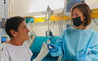 Gianni Morandi in ospedale dopo l'incidente: foto con la moglie Anna
