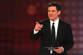 NAPOLI, ITALY - 2012/03/21: The italian anchor man Fabrizio Frizzi, during the TV show Non Sparate Sul Pianista, in RAI studios. (Photo by Marco Cantile/LightRocket via Getty Images)