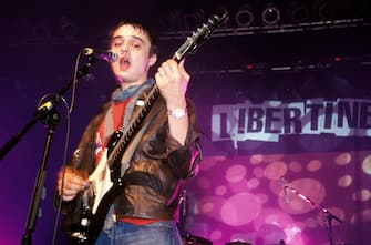 UNITED KINGDOM - DECEMBER 01:  FORUM  Photo of Pete DOHERTY and LIBERTINES, Pete Doherty performing live onstage  (Photo by Nicky J. Sims/Redferns)
