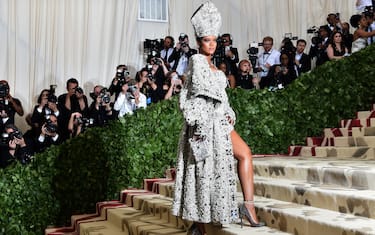 TOPSHOT - Rihanna arrives for the 2018 Met Gala on May 7, 2018, at the Metropolitan Museum of Art in New York. - The Gala raises money for the Metropolitan Museum of Arts Costume Institute. The Gala's 2018 theme is Heavenly Bodies: Fashion and the Catholic Imagination. (Photo by Hector RETAMAL / AFP)        (Photo credit should read HECTOR RETAMAL/AFP via Getty Images)