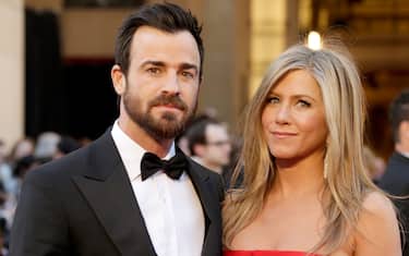 HOLLYWOOD, CA - FEBRUARY 24:  Actress Jennifer Aniston (R) and actor Justin Theroux arrive at the Oscars at Hollywood & Highland Center on February 24, 2013 in Hollywood, California.  (Photo by Jeff Vespa/WireImage)