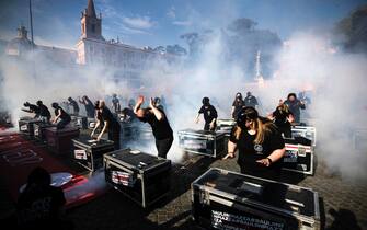 La manifestazione nazionale del settore dello spettacolo e degli eventi in crisi per l' emergenza Coronavirus (Covid-19) con 1000 bauli in piazza del Popolo, Roma, 17 aprile 2021. ANSA/ANGELO CARCONI