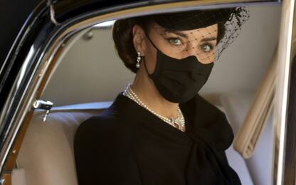 Look nero e perle per l’omaggio di Kate Middleton al principe Filippo
