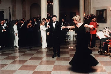 WASHINGTON, DC - NOVEMBER 09: Diana, Princess Of Wales, wearing a midnight blue velvet, off the shoulder evening gown designed by Victor Edelstein, is watched by US President Ronald Reagan and First Lady Nancy Reagan, as she dances with John Travolta at the White House on November 9, 1985 in Washington, DC. (Photo by Anwar Hussein/ WireImage)