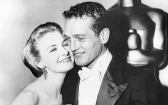 US actress Joanne Woodward (L) poses on March 27, 1958 with her husband, actor Paul Newman, after winning the Academy Award for Best Actress in Hollywood. - Joanne Woodward won the Academy Award for Best Actress, making her the first actress to win an Oscar for portraying three personalities (Eve White, Eve Black, and Jane). (Photo by Dave CICERO / INTERNATIONAL NEWS PHOTOS (INP) / AFP) (Photo by DAVE CICERO/INTERNATIONAL NEWS PHOTOS (INP)/AFP via Getty Images)