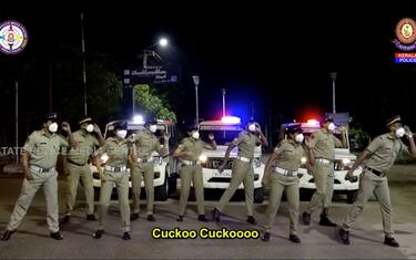 India, balletto della polizia per invitare a usare mascherine. VIDEO