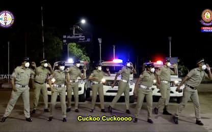 India, balletto della polizia per invitare a usare mascherine. VIDEO
