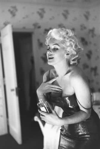 NEW YORK - MARCH 24:   Actress Marilyn Monroe poses for a candid portrait with a bottle of Chanel No. 5 perfume on March 24, 1955 at the Ambassador Hotel in New York City, New York.  (Photo by Ed Feingersh/Michael Ochs Archives/Getty Images)