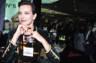 Carole Bouquet dÃ©dicace le parfum NÂ°5 de Chanel au 'Printemps' en dÃ©cembre 1994, Paris, France. (Photo by ARNAL/Gamma-Rapho via Getty Images)