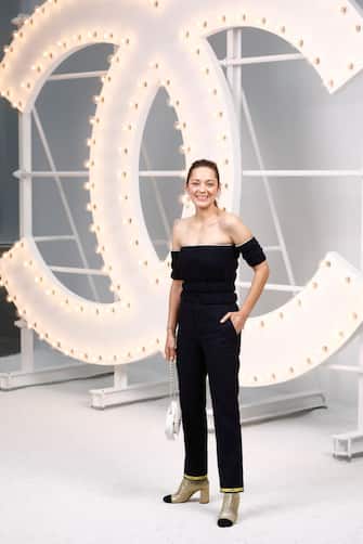 PARIS, FRANCE - OCTOBER 06: Marion Cotillard attends the Chanel Womenswear Spring Summer 2021 at Grand Palais on October 06, 2020 in Paris, France. (Photo by Julien M. Hekimian/Getty Images For Chanel)