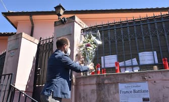 Funerali in forma privata del cantautore Franco Battiato morto ieri alletà di 76 anni nella sua residenza a Milo, 19 maggio 2021. ANSA/ORIETTA SCARDINO