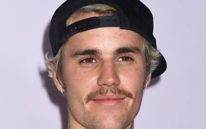 Justin Bieber si rasa a zero, nuovo look per la popstar