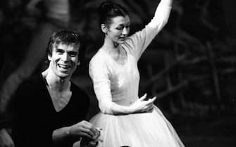 Rudolf Nureyev performing "Giselle"  with Carla Fracci. ANSA/OLDPIX