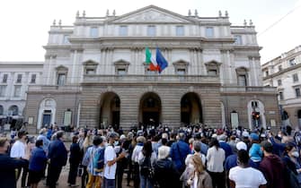 Milanese citizens applaud during the exit of the coffin from the Teatro alla Scala after the closure of Carla Fracci's funeral home in Milan, 28 May 2021. The great Italian dancer Carla Fracci died on May 27. He would have turned 85 in August. ANSA/Mourad Balti Touati