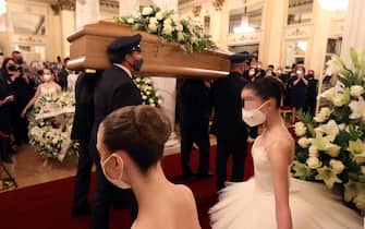 The arrival of the coffin of Carla Fracci in the foyer of La Scala Theater where the famous ballerina's funeral home has been set up, in Milan, Italy,  28 May 2021. Italian ballet great Carla Fracci has died on 27 May. She would have turned 85 in August.
ANSA / MATTEO BAZZI