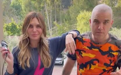 Robbie Williams, la moglie Ayda gli rasa a zero i capelli VIDEO