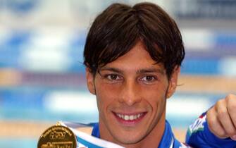 Bildnummer: 00591216  Datum: 29.07.2002  Copyright: imago/Contrast
Europameister Emiliano Brembilla (Italien) prâ °sentiert stolz seine Goldmedaille; hoch, close, Sieg, Sieger, Medaille, Europameisterschaft 2002, Schwimmsport, Vdig Berlin Freude,  Schwimmen EM Herren Einzel Deutschland Einzelbild optimistisch Randmotiv Personen Objekte