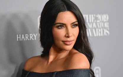 Kim Kardashian lancia la sua linea di shapewear Skims nei colori fluo