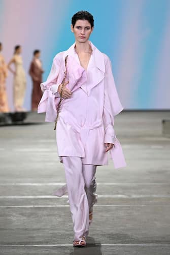 Tailleur rosa: come indossarlo per la Primavera 2019
