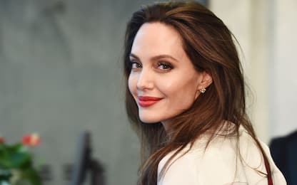 Angelina Jolie vista fuori dalla casa dell'ex marito Jonny Lee Miller