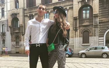 Carlos Maria Corona ha sostenuto la maturità: abbraccio con Nina Moric