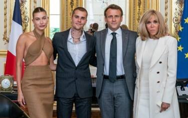 Justin Bieber e Hailey Baldwin, l’incontro con i Macron a Parigi. FOTO