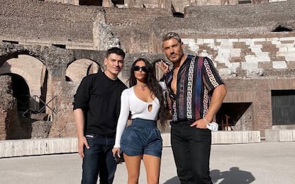 Kim Kardashian a Roma visita il Colosseo con il suo staff: la foto