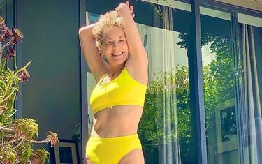 Sharon Stone in bikini a bordo piscina: la foto su Instagram