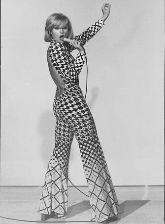 186169753 Italian showgirl Raffaella Carrà (Raffaella Maria Roberta Pelloni) performing in the TV variety show Canzonissima. Rome, 1974. (Photo by Mondadori via Getty Images)
