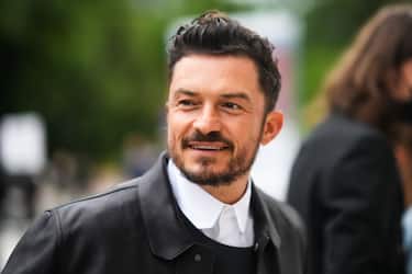 PARIS, FRANCE - JULY 05: Orlando Bloom is seen, outside Louis Vuitton Parfum hosts dinner at Fondation Louis Vuitton, during Paris Fashion Week - Haute Couture Fall/Winter 2021/2022, on July 05, 2021 in Paris, France. (Photo by Edward Berthelot/Getty Images)