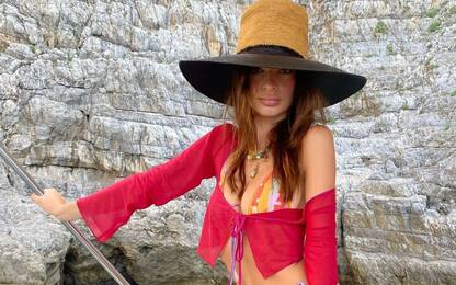Emily Ratajkowski in Puglia, tra crudi e ricci di mare: le foto
