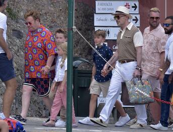 Vacanze in Italia, Elton John e il marito a Portofino. FOTO