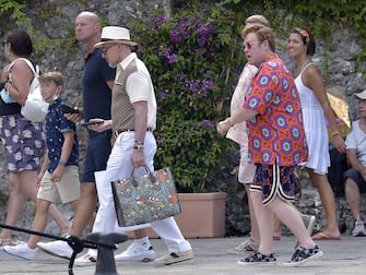 Elton John con il marito David Furnish e i loro figli a Portofino