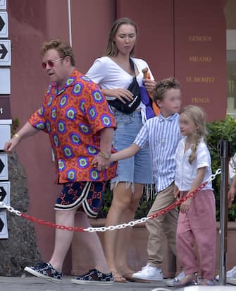 Elton John con il marito David Furnish e i loro figli a Portofino