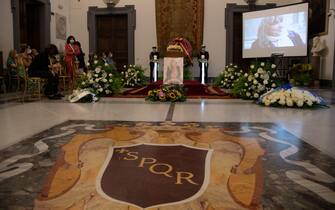 I funerali di Piera degli Esposti Una immagine della camera ardente di Piera Degli Esposti, allestita nella Sala Protomoteca del Comune di Roma, 17 agosto 2021. MAURIZIO BRAMBATTI/ANSA
