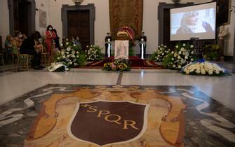 Una immagine della camera ardente di Piera Degli Esposti, allestita nella Sala Protomoteca del Comune di Roma, 17 agosto 2021.   MAURIZIO BRAMBATTI/ANSA 