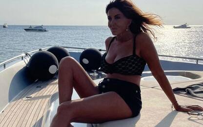Sabrina Ferilli in vacanza a Ischia, le foto in bikini