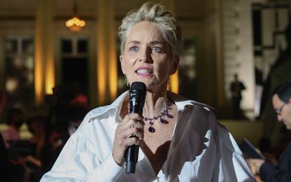 Sharon Stone, il nipote si aggrava e l'attrice lascia Venezia