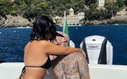Kourtney Kardashian e Travis Barker in vacanza in Italia