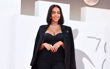 Georgina Rodriguez, il nuovo taglio di capelli debutta a Venezia