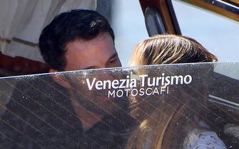 Una foto di Jennifer Lopez e Ben Affleck US actor Ben Affleck and US actress and singer Jennifer Lopez, arrive at Venice airport during the 78th annual Venice International Film Festival,in Venice,Italy, 09 September 2021. The festival runs from 01 to 11 September. ANSA/ETTORE FERRARI
