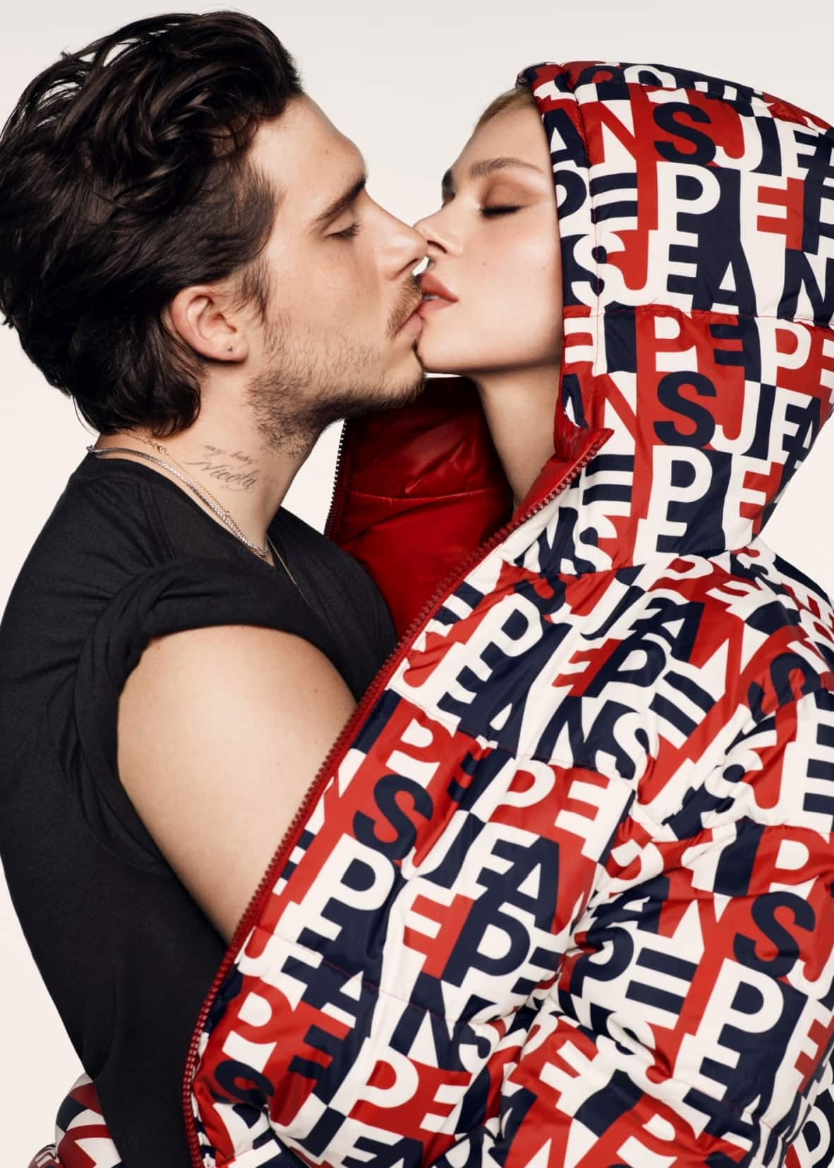 “Just Us” celebra il potere dello stare insieme con l’iconico stile Pepe Jeans.